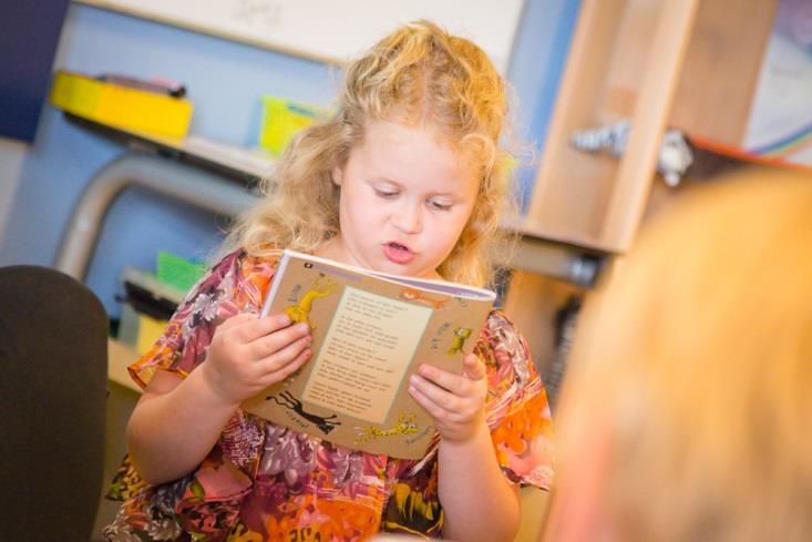 Een meisje leest een boek voor in de klas van de Gabriëlschool in Putten. Een meisje leest een boek voor in de klas van de Gabriëlschool in Putten.