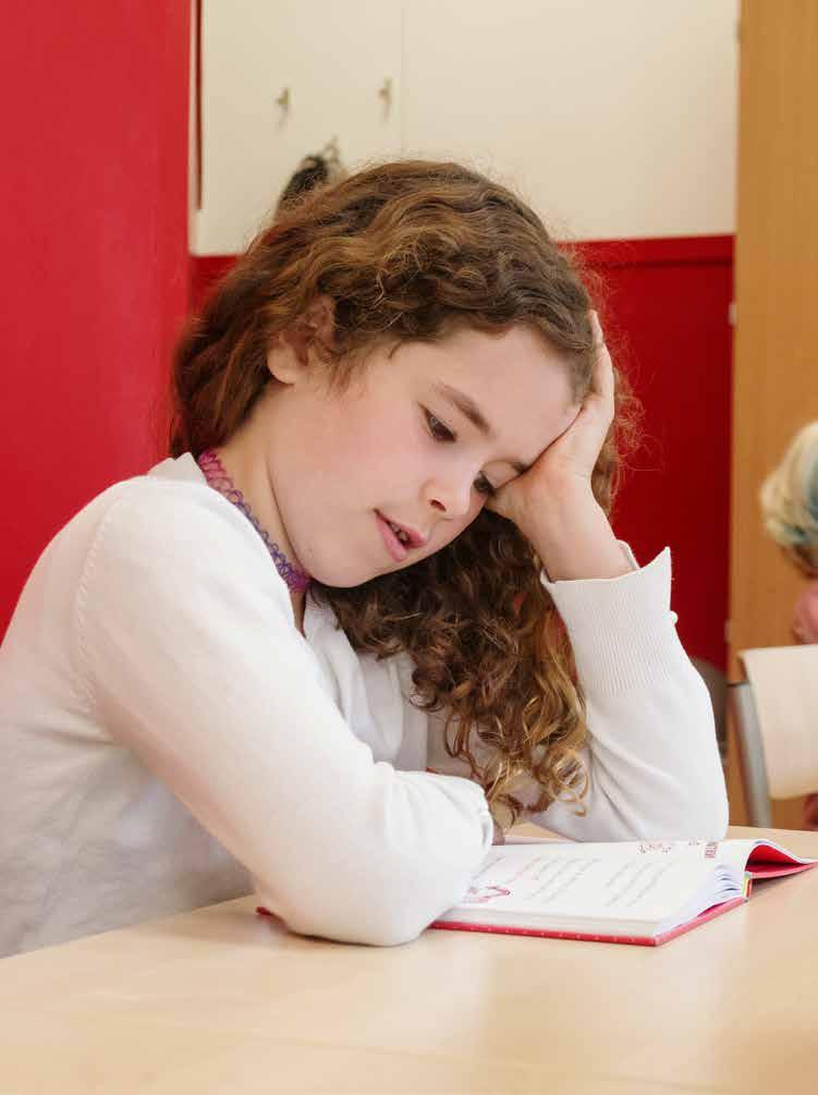 Een meisje leest geconcentreerd in de Jan Ligthartschool in Arnhem. Een meisje leest geconcentreerd in de Jan Ligthartschool in Arnhem.