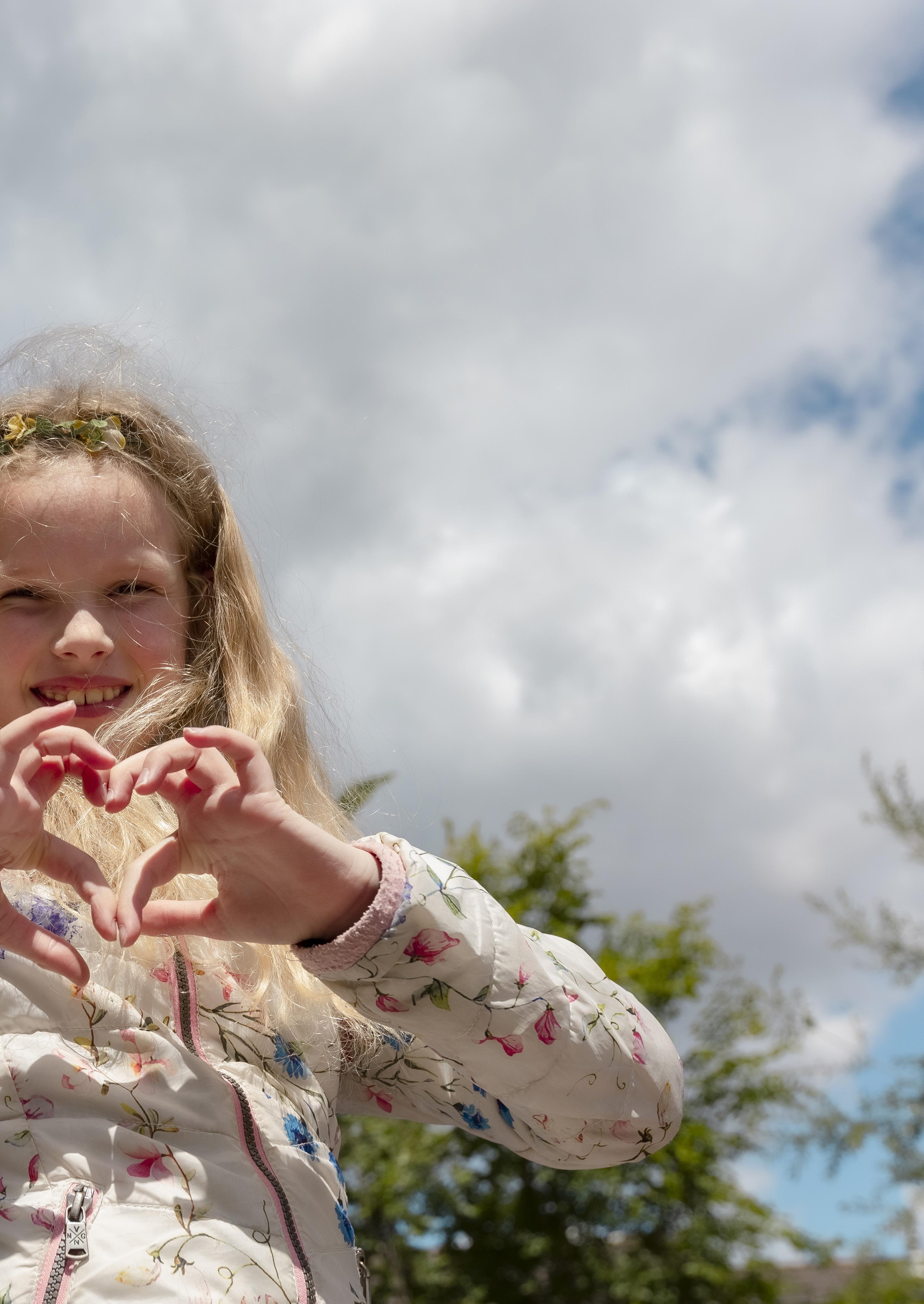 Een meisje maakt een hartvorm met haar handen op het schoolplein van Beatrixschool, locatie Zuilenstein in Nieuwegein. Een meisje maakt een hartvorm met haar handen op het schoolplein van Beatrixschool, locatie Zuilenstein in Nieuwegein.