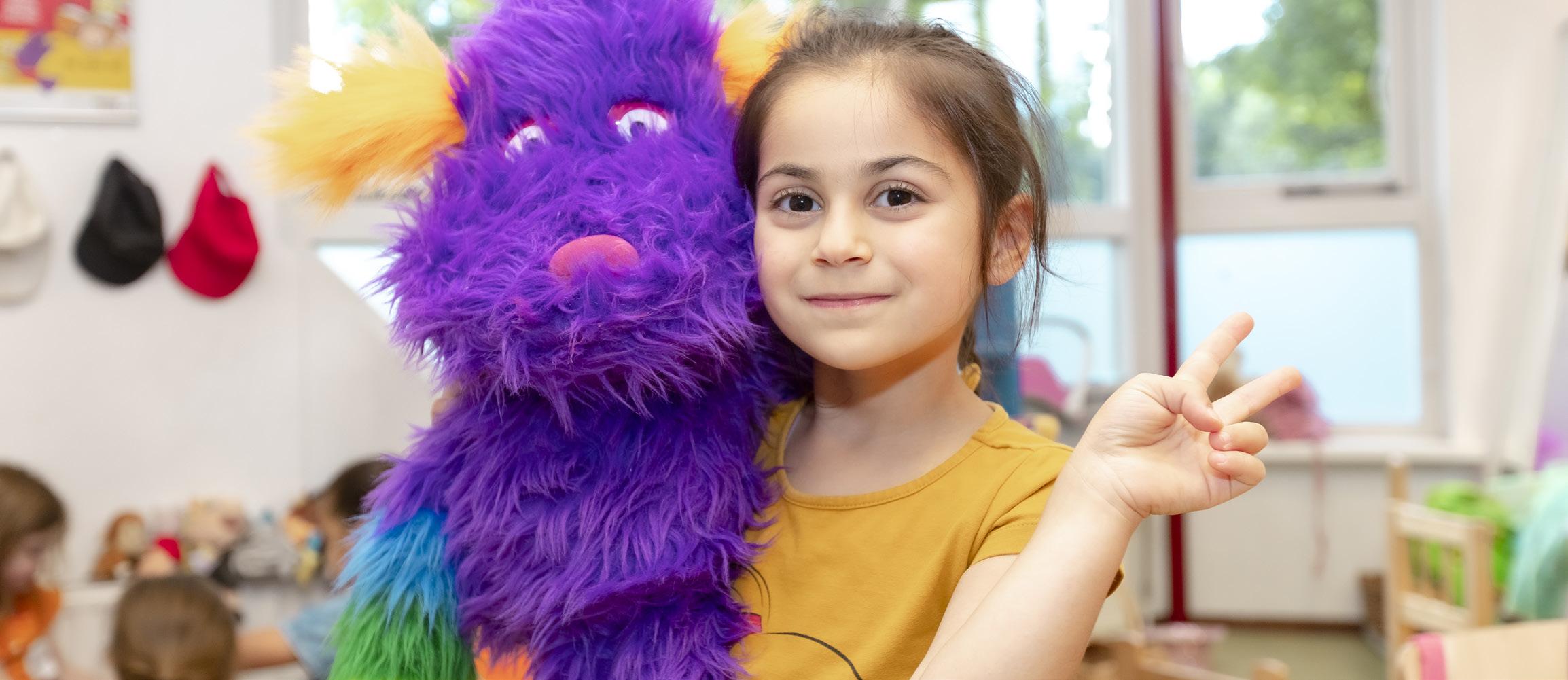 Een meisje met een paarse handpop in een klaslokaal van Beatrixschool, locatie Zuilenstein in Nieuwegein. Een meisje met een paarse handpop in een klaslokaal van Beatrixschool, locatie Zuilenstein in Nieuwegein.