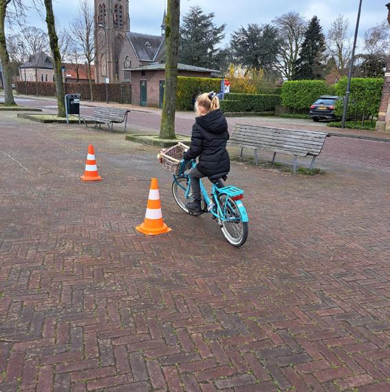 Een meisje oefent fietsen op het schoolplein van Bs de Disselboom in Wintelre. Een meisje oefent fietsen op het schoolplein van Bs de Disselboom in Wintelre.