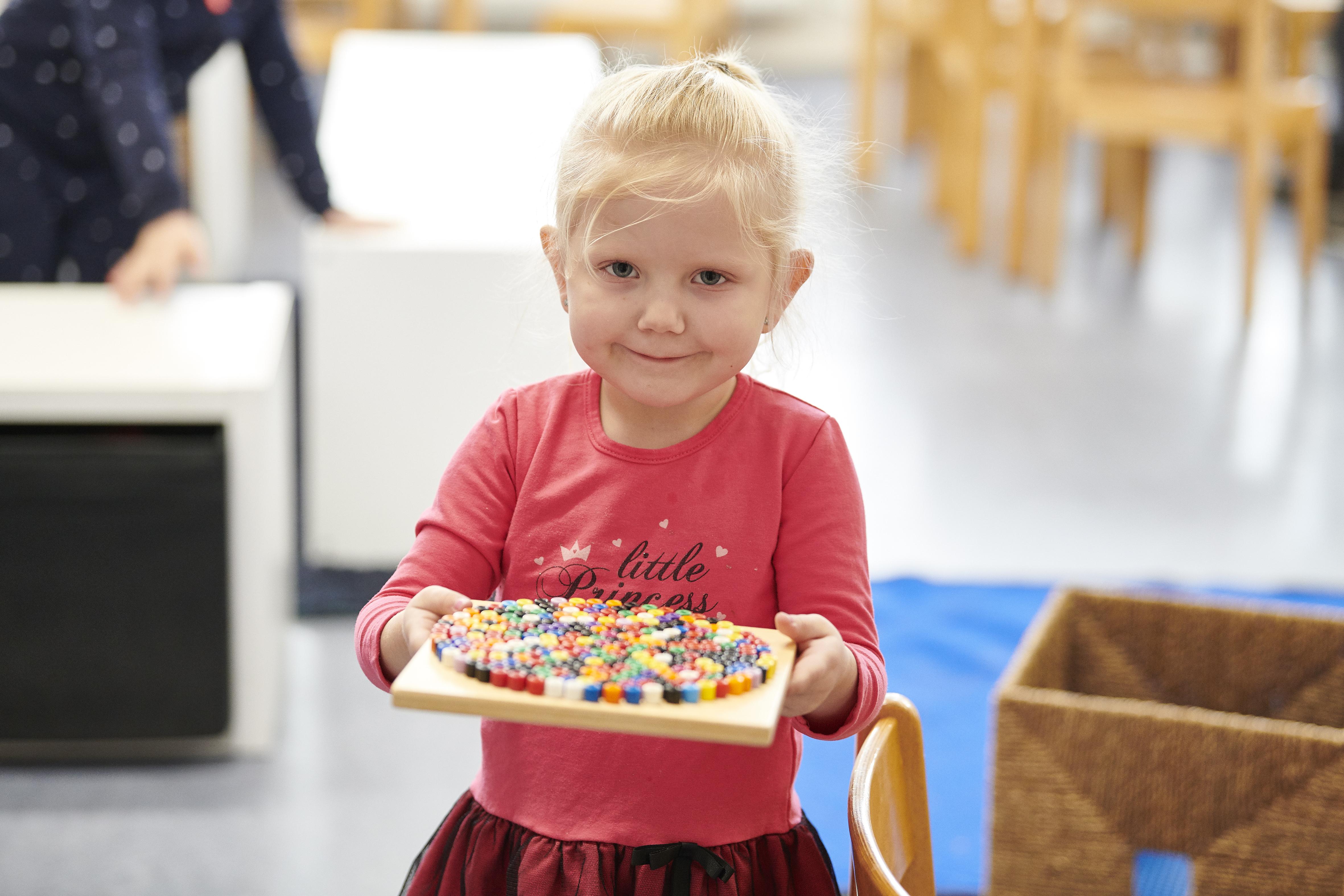 Een meisje op Basisschool Hubertus in Tilburg toont trots haar kunstwerk. Een meisje op Basisschool Hubertus in Tilburg toont trots haar kunstwerk.