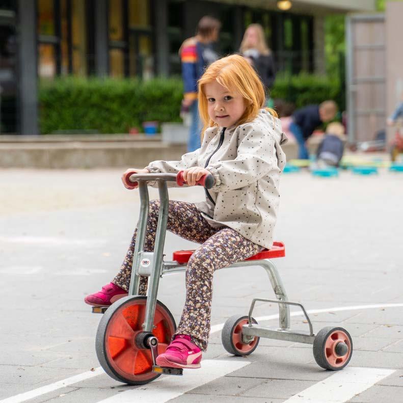 Een meisje rijdt op een loopfiets op het schoolplein van Basisschool EigenWijs in Veldhoven. Een meisje rijdt op een loopfiets op het schoolplein van Basisschool EigenWijs in Veldhoven.