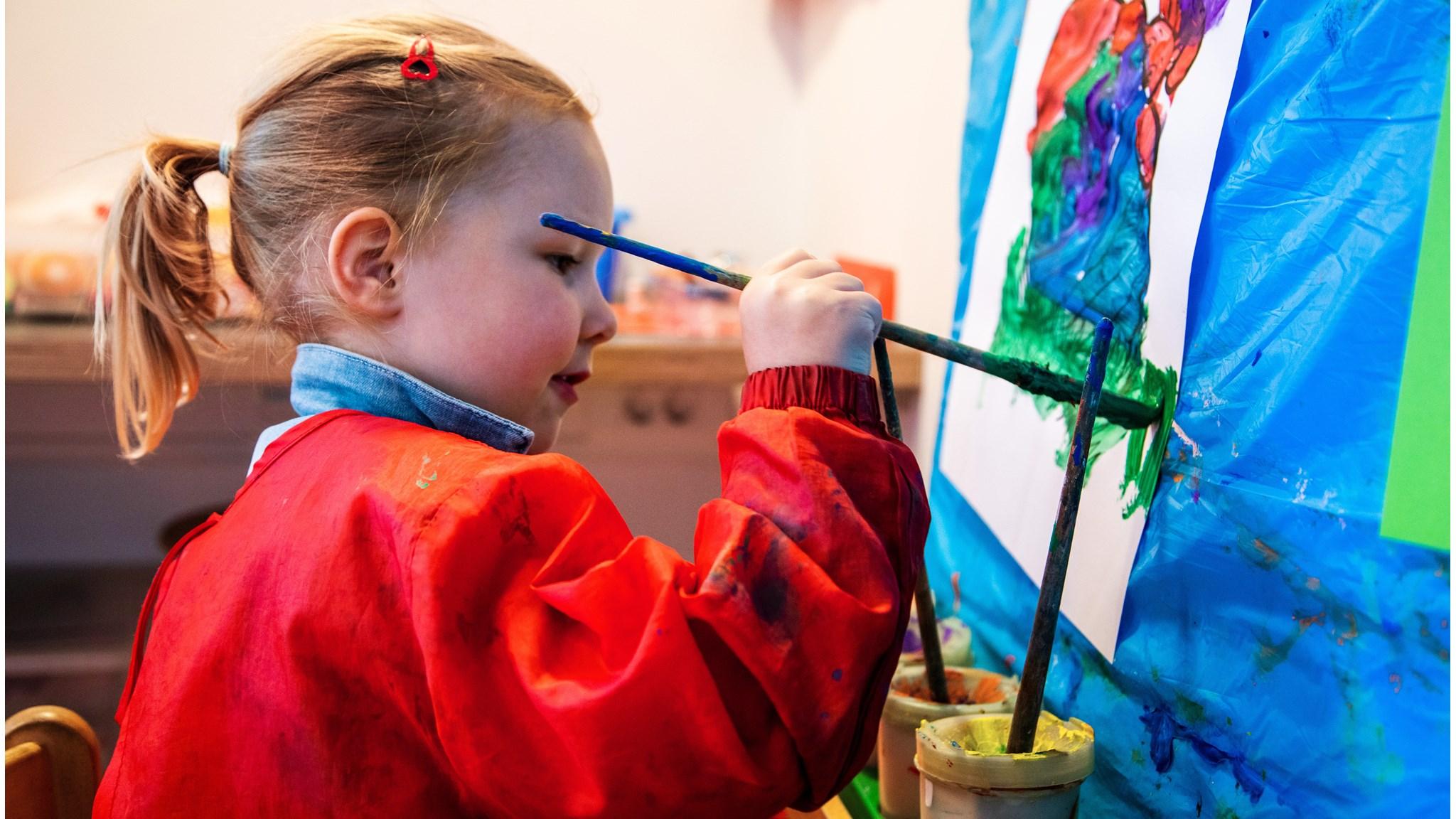 Een meisje schildert creatief tijdens de kunstles op basisschool Blink in Vleuten. Een meisje schildert creatief tijdens de kunstles op basisschool Blink in Vleuten.
