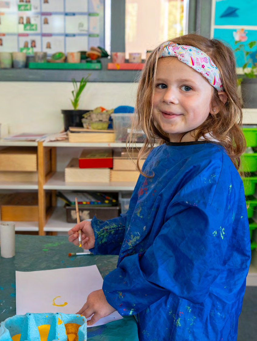 Een meisje schildert met plezier in de klas van de Prins Mauritsschool in Delft. Een meisje schildert met plezier in de klas van de Prins Mauritsschool in Delft.