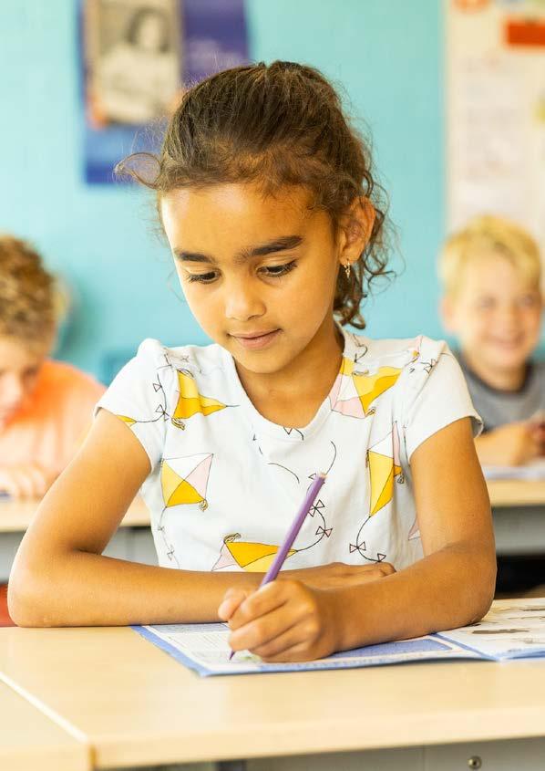 Een meisje schrijft in de klas van de Eben Haezerschool in Oosterzee. Een meisje schrijft in de klas van de Eben Haezerschool in Oosterzee.