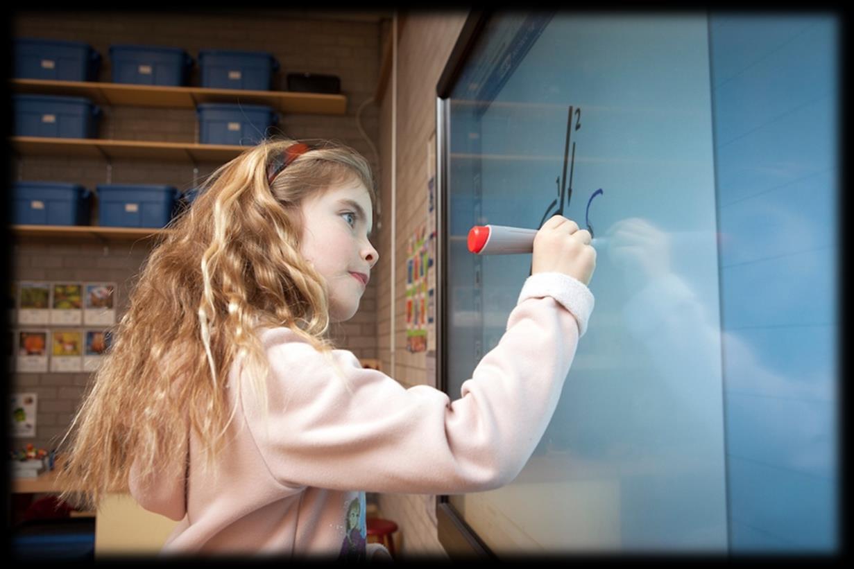 Een meisje schrijft met een stift op het digitale bord in Basisschool De Regenboog in Cuijk. Een meisje schrijft met een stift op het digitale bord in Basisschool De Regenboog in Cuijk.