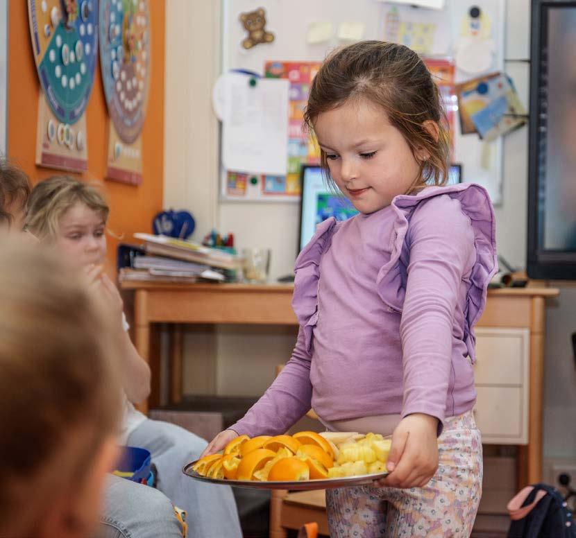 Een meisje serveert fruit aan haar klasgenoten op Christelijke Basisschool in Oost-Souburg. Een meisje serveert fruit aan haar klasgenoten op Christelijke Basisschool in Oost-Souburg.
