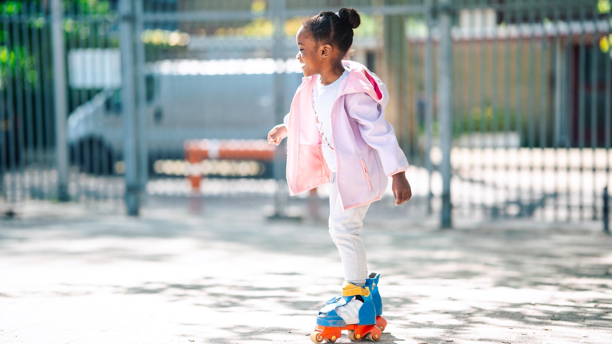 Een meisje skatet vrolijk op het schoolplein van Basisschool De Horizon in Delft. Een meisje skatet vrolijk op het schoolplein van Basisschool De Horizon in Delft.