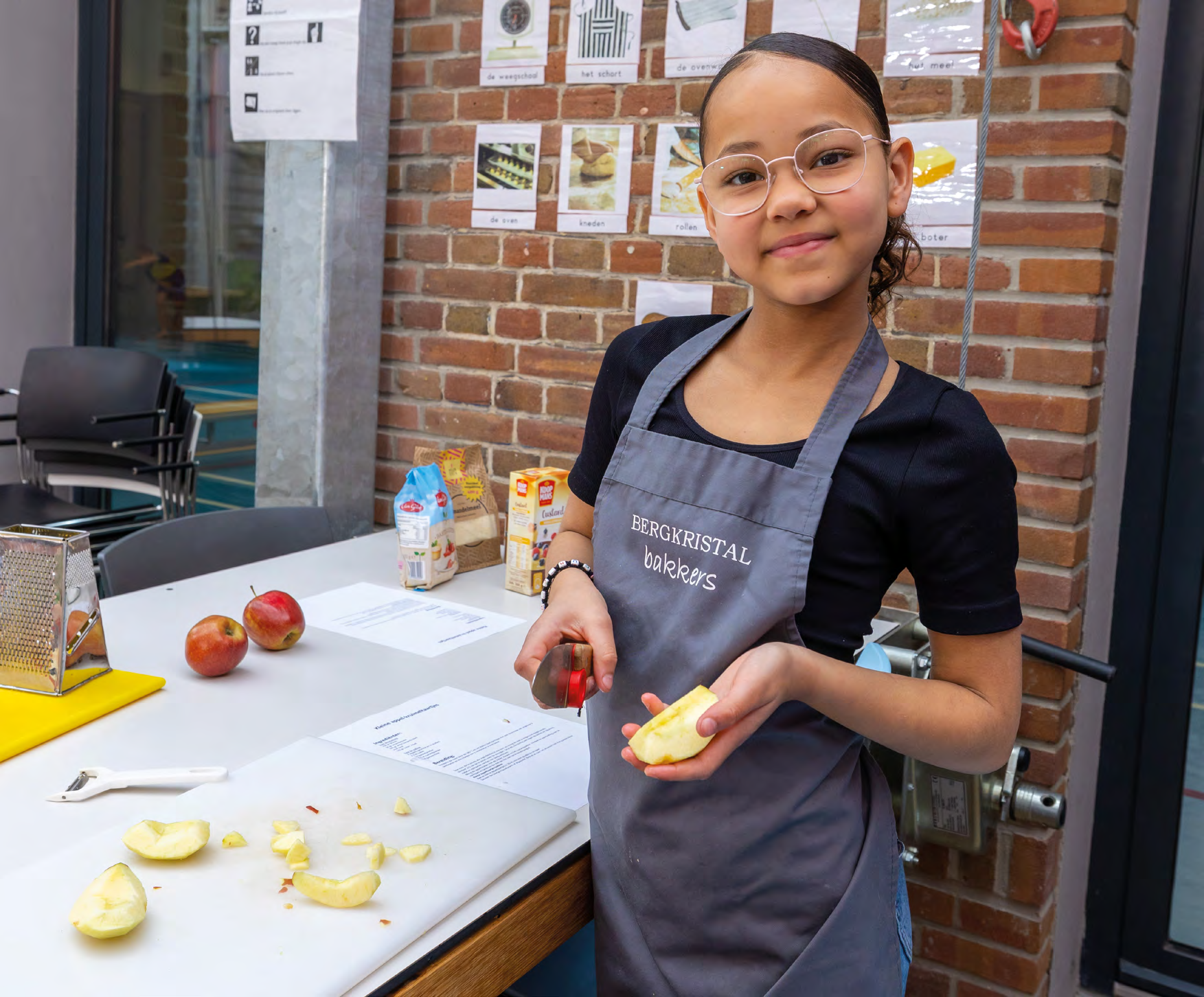 Een meisje snijdt fruit in de keuken van De Springplank in Huizen. Een meisje snijdt fruit in de keuken van De Springplank in Huizen.