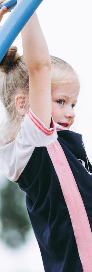 Een meisje speelt aan de rekstok op het schoolplein van Openbare Basisschool De Flint in Deventer. Een meisje speelt aan de rekstok op het schoolplein van Openbare Basisschool De Flint in Deventer.