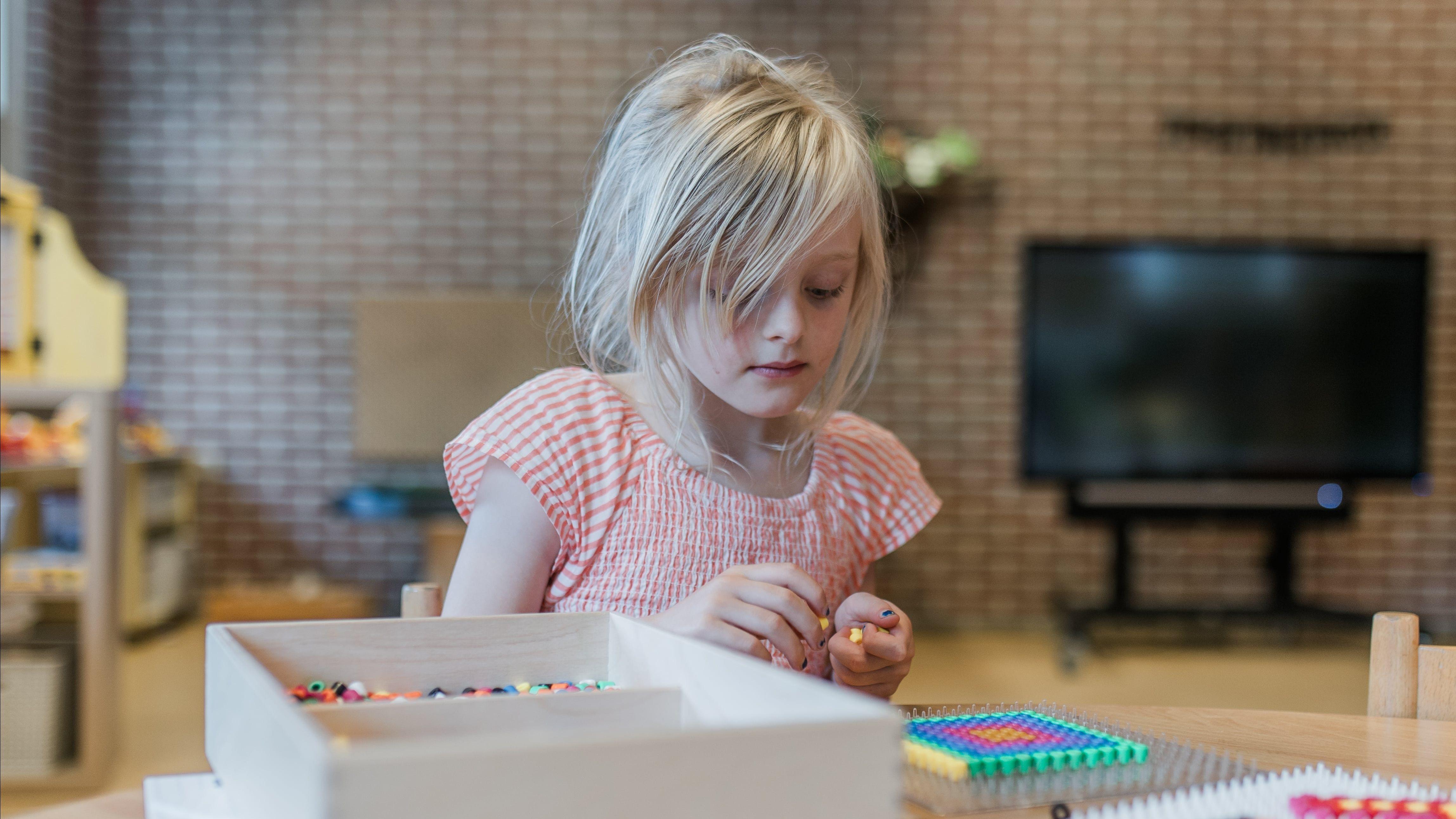 Een meisje speelt en creatief bezig in het klaslokaal van IKC Sint Paulus in Leeuwarden. Een meisje speelt en creatief bezig in het klaslokaal van IKC Sint Paulus in Leeuwarden.