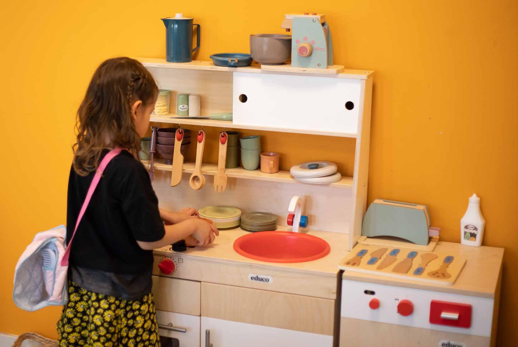 Een meisje speelt in de speelkeuken op 'Het Avontuur' in Hoef en Haag.