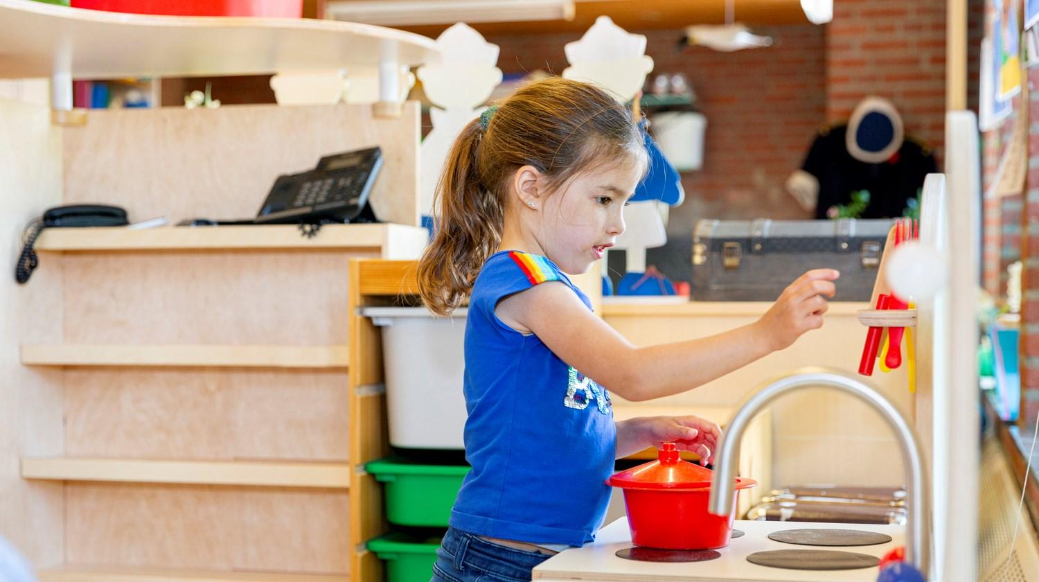 Een meisje speelt in de speelkeuken van Basisschool Sint Anna in Blitterswijck. Een meisje speelt in de speelkeuken van Basisschool Sint Anna in Blitterswijck.