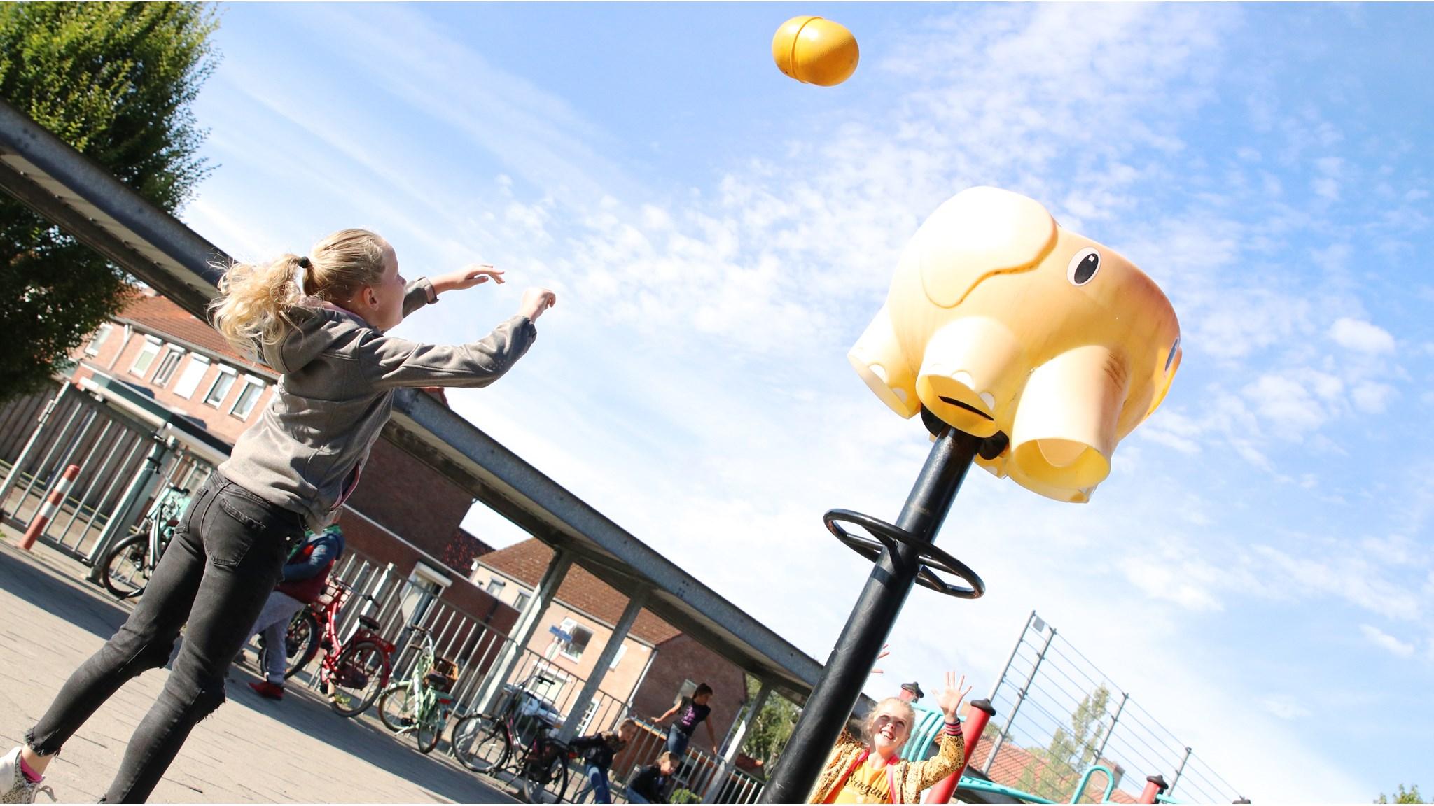 Een meisje speelt met een bal bij SBO Het Palet op het schoolplein in Klundert. Een meisje speelt met een bal bij SBO Het Palet op het schoolplein in Klundert.