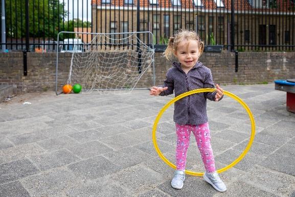 Een meisje speelt met een hoelahoep op het schoolplein van CBS Elout van Soeterwoude in Rotterdam. Een meisje speelt met een hoelahoep op het schoolplein van CBS Elout van Soeterwoude in Rotterdam.