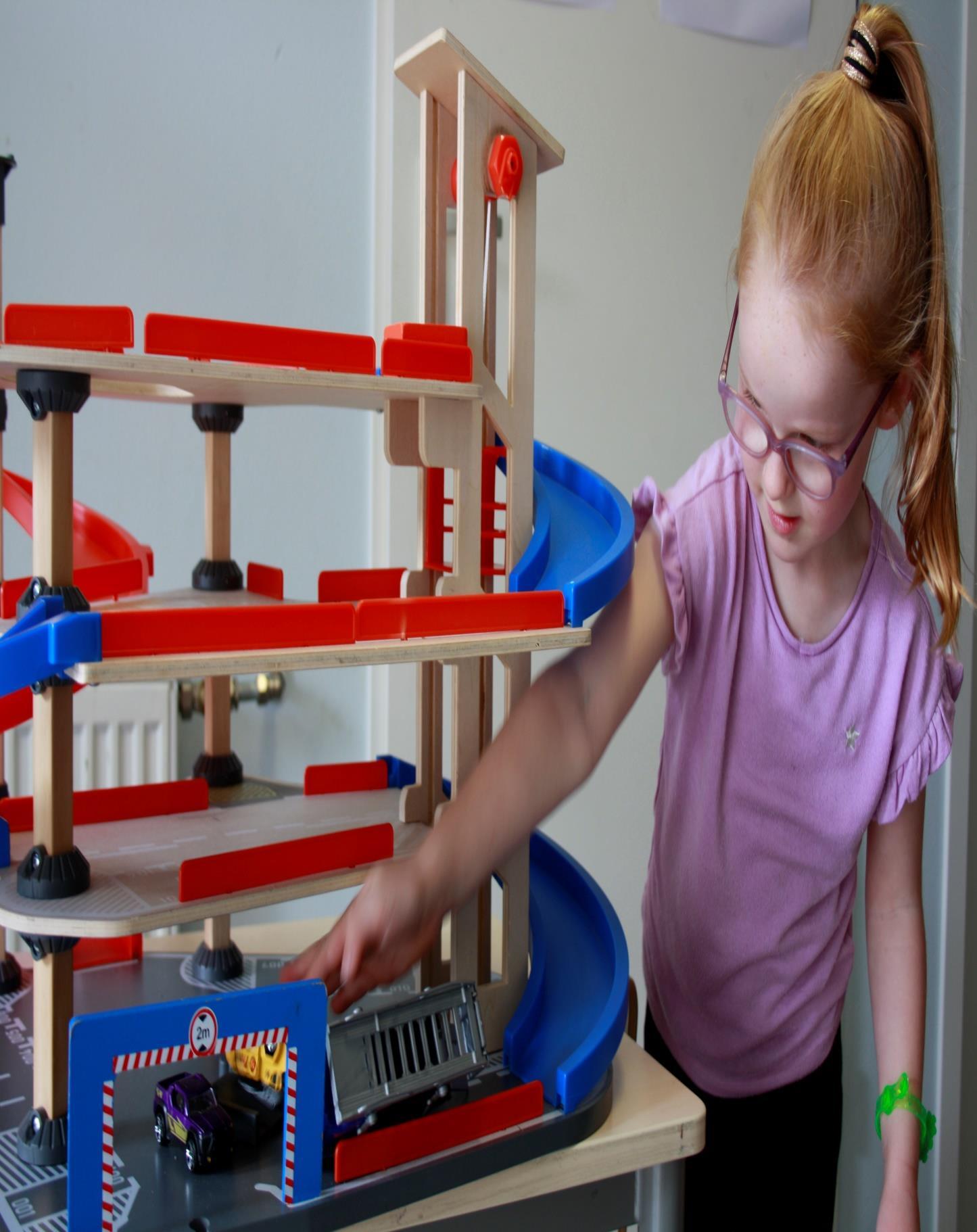 Een meisje speelt met een houten autobaan op Basisschool Jan Ligthart in Zelhem.