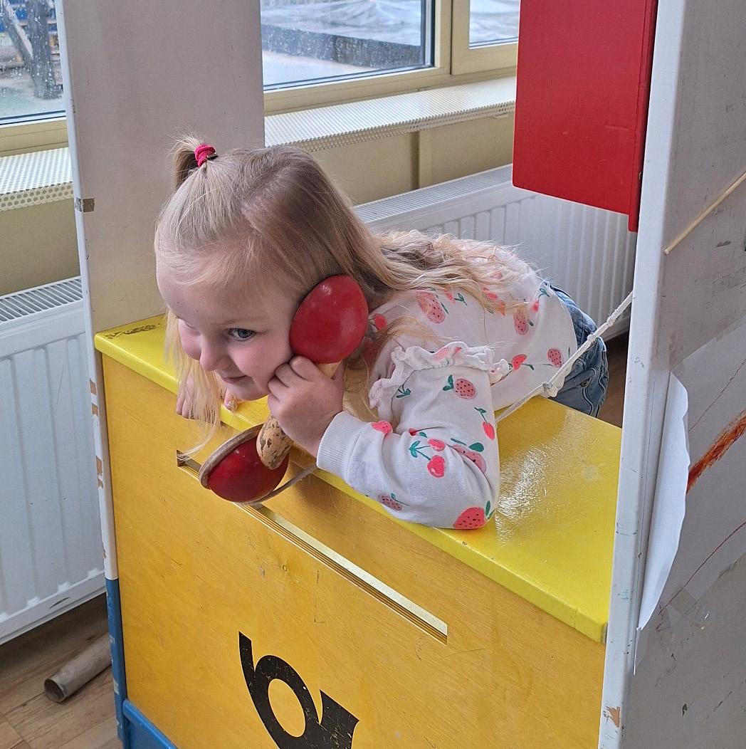Een meisje speelt met een houten telefoon in de St. Jozefschool in Achterveld (Utrecht). Een meisje speelt met een houten telefoon in de St. Jozefschool in Achterveld (Utrecht).