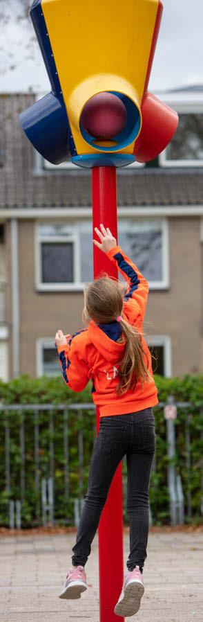 Een meisje speelt met een speeltoestel op het schoolplein van Kindcentrum Helmgras in Castricum. Een meisje speelt met een speeltoestel op het schoolplein van Kindcentrum Helmgras in Castricum.