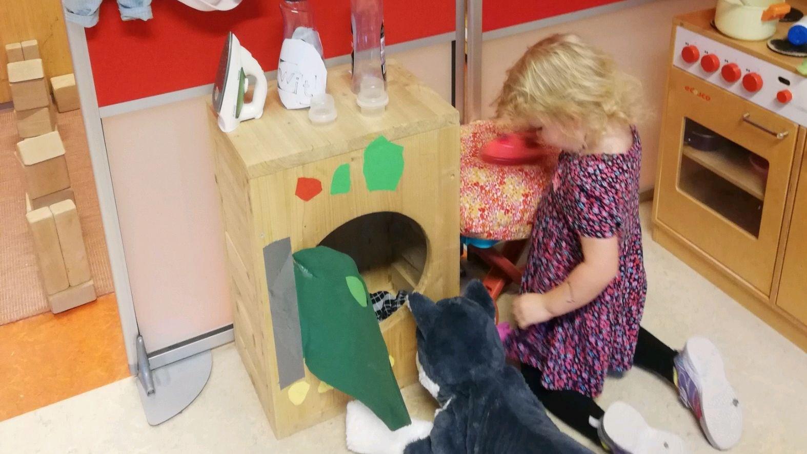 Een meisje speelt met speelgoed in de klas van Katholieke basisschool De Paulusschool in Zoetermeer. Een meisje speelt met speelgoed in de klas van Katholieke basisschool De Paulusschool in Zoetermeer.