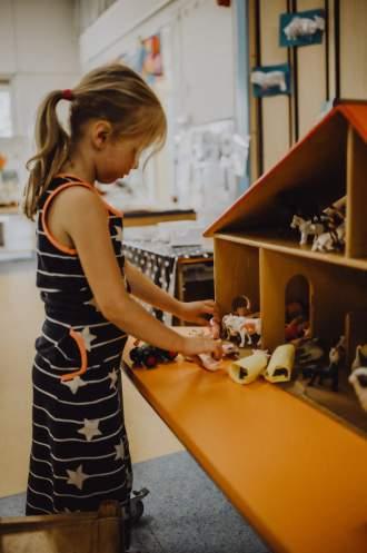 Een meisje speelt met speelgoeddieren in de klas van Basisschool het Startblok in Achterveld (Utrecht). Een meisje speelt met speelgoeddieren in de klas van Basisschool het Startblok in Achterveld (Utrecht).