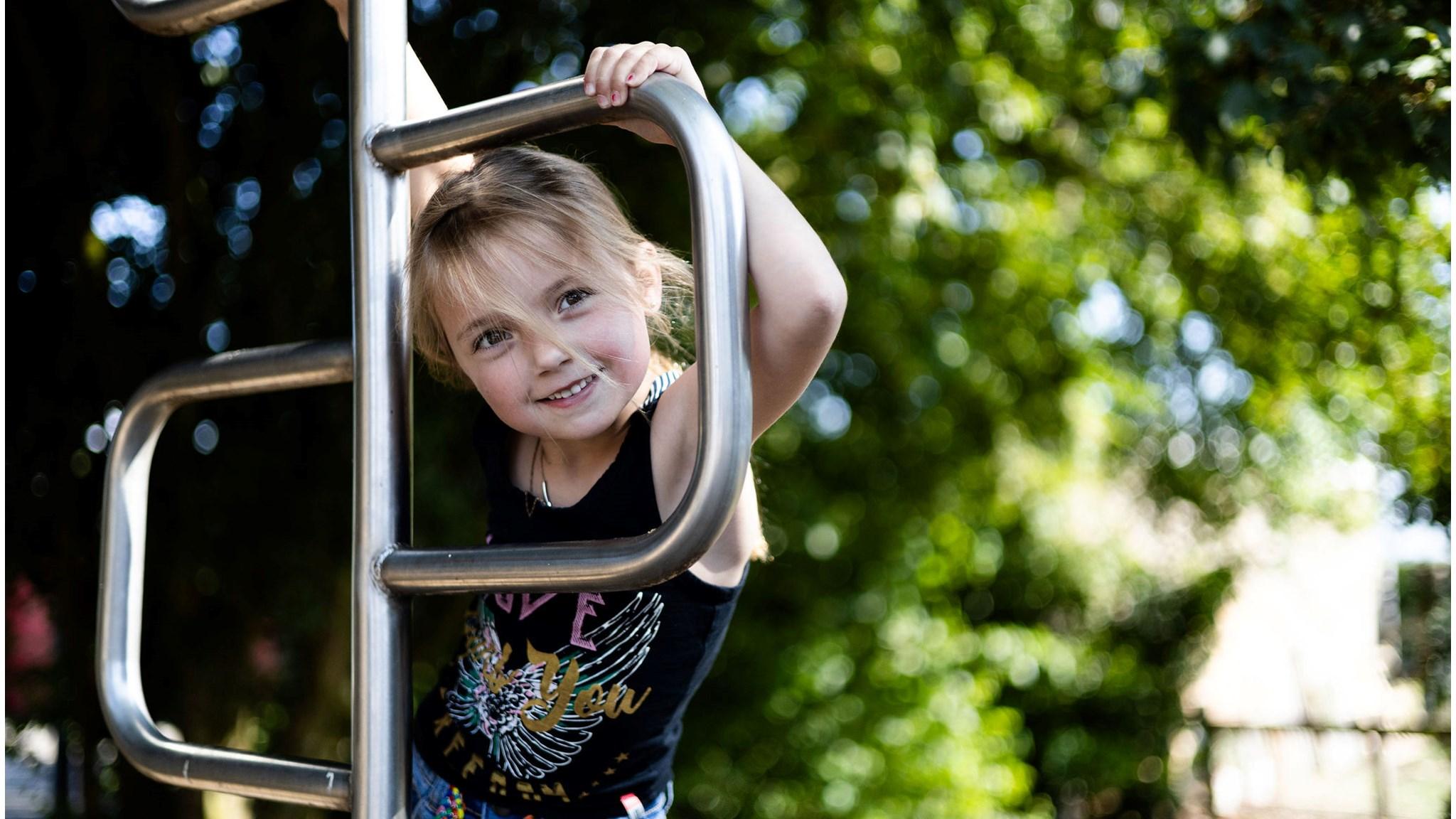 Een meisje speelt op de klimrek in het schoolplein van Basisschool De Boogerd in 't Goy. Een meisje speelt op de klimrek in het schoolplein van Basisschool De Boogerd in 't Goy.