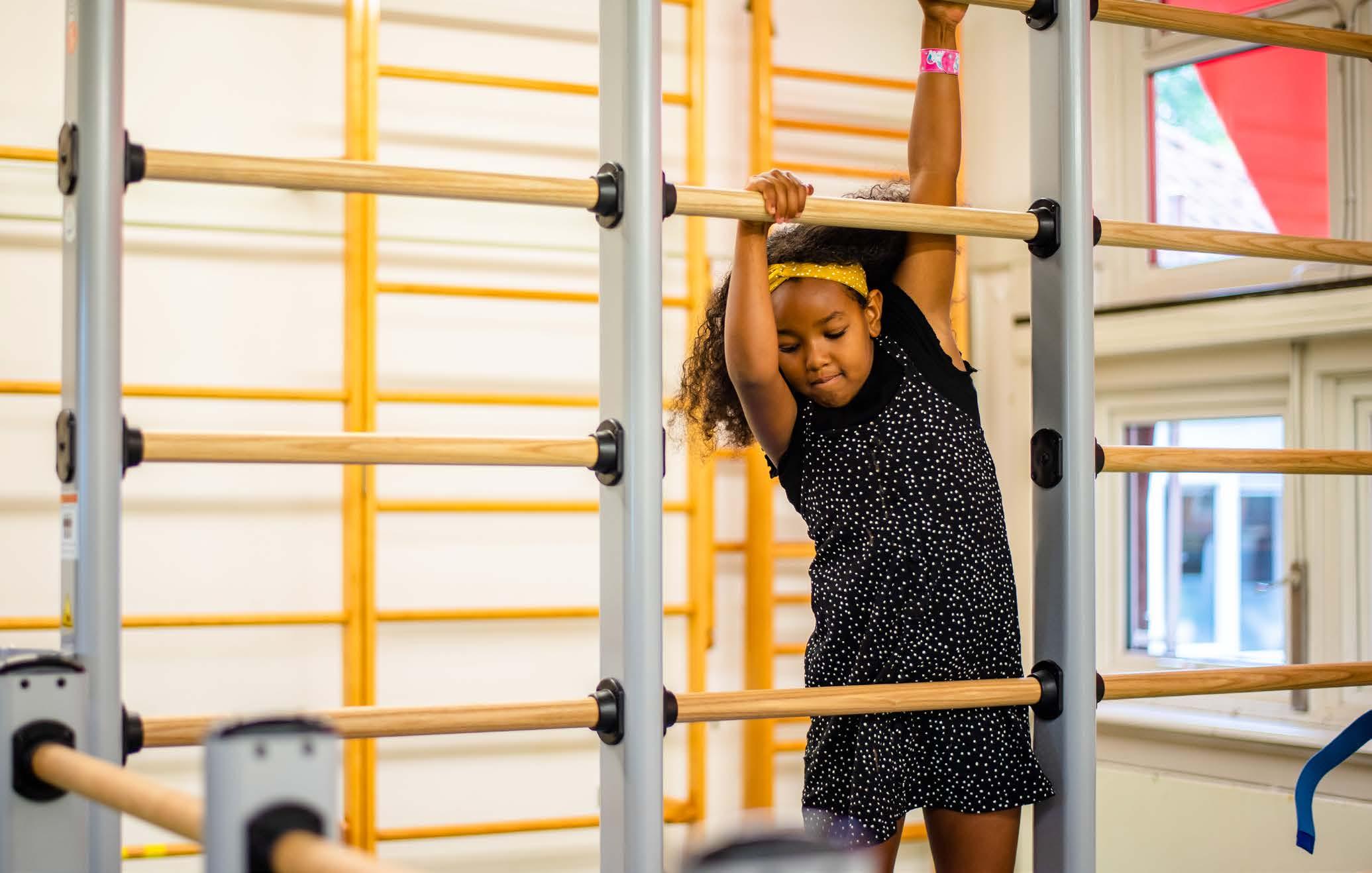 Een meisje speelt op de klimrekken in Chr. Basisschool Het Mozaiek in Zwolle. Een meisje speelt op de klimrekken in Chr. Basisschool Het Mozaiek in Zwolle.