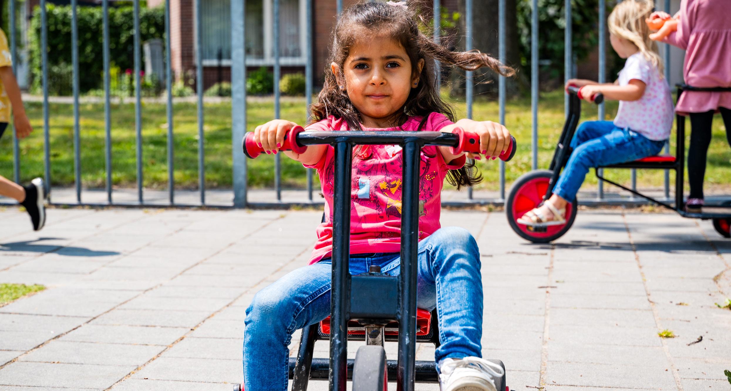 Een meisje speelt op een verkeersvoertuig in het schoolplein van Katholieke Basisschool De Hasselbraam in Etten-Leur. Een meisje speelt op een verkeersvoertuig in het schoolplein van Katholieke Basisschool De Hasselbraam in Etten-Leur.