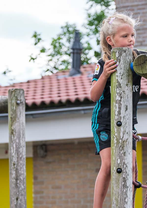 Een meisje speelt op het klimtoestel op het schoolplein van Christelijke Basisschool De Hoeksteen in Heerenveen. Een meisje speelt op het klimtoestel op het schoolplein van Christelijke Basisschool De Hoeksteen in Heerenveen.