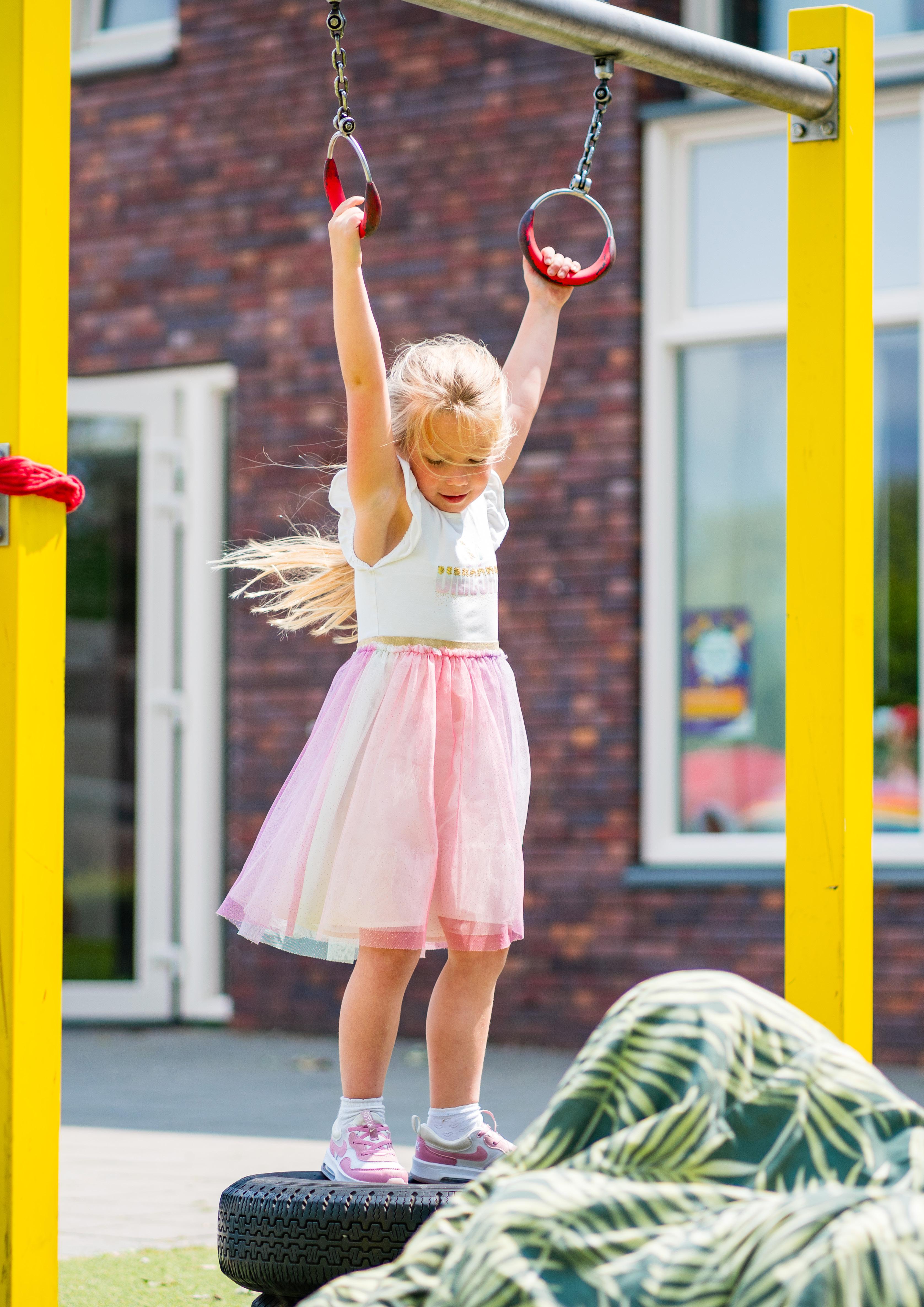 Een meisje speelt op het schoolplein van Katholieke Basisschool De Hasselbraam in Etten-Leur. Een meisje speelt op het schoolplein van Katholieke Basisschool De Hasselbraam in Etten-Leur.