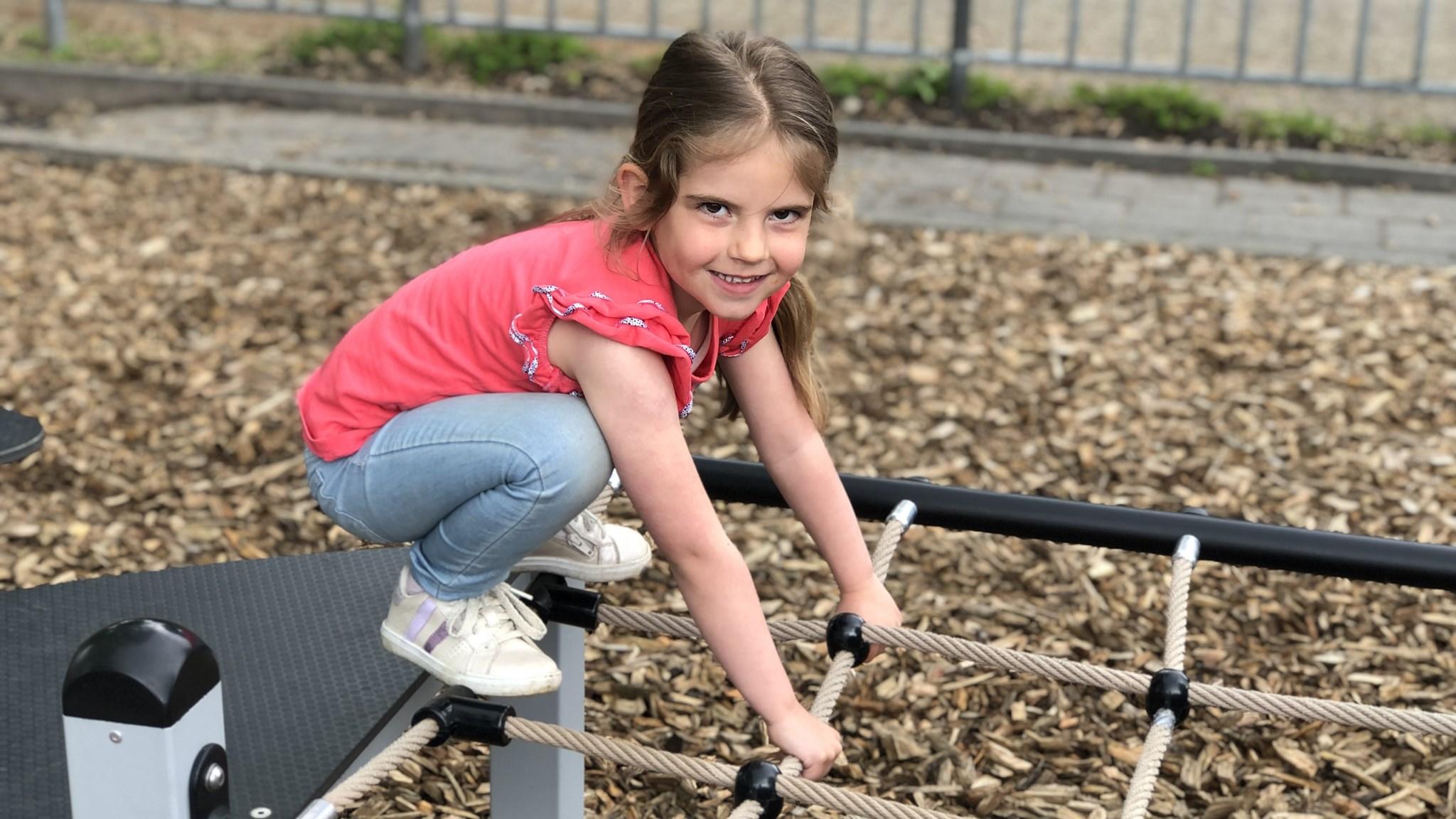 Een meisje speelt op het schoolplein van Odaschool voor basisonderwijs Boshoven Weert in Weert. Een meisje speelt op het schoolplein van Odaschool voor basisonderwijs Boshoven Weert in Weert.