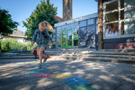 Een meisje speelt op het schoolplein van Openbare Basisschool De Tweemaster in Pijnacker. Een meisje speelt op het schoolplein van Openbare Basisschool De Tweemaster in Pijnacker.
