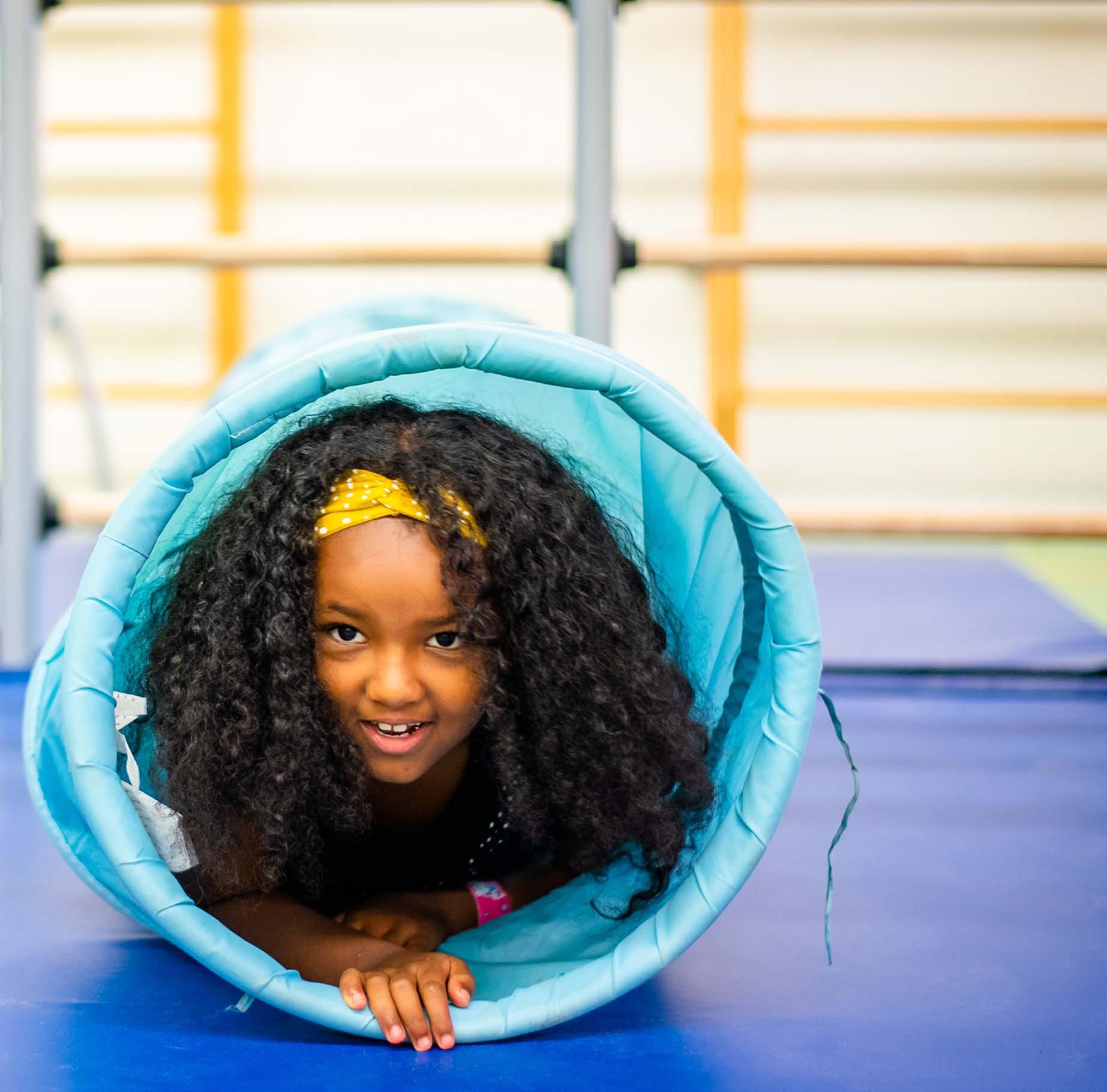 Een meisje speelt vrolijk in een tunnel tijdens gymles op de Chr. Basisschool Het Mozaiek in Zwolle. Een meisje speelt vrolijk in een tunnel tijdens gymles op de Chr. Basisschool Het Mozaiek in Zwolle.