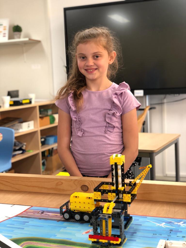 Een meisje staat trots naast haar LEGO-bouwsel in De Wending in Roosendaal. Een meisje staat trots naast haar LEGO-bouwsel in De Wending in Roosendaal.