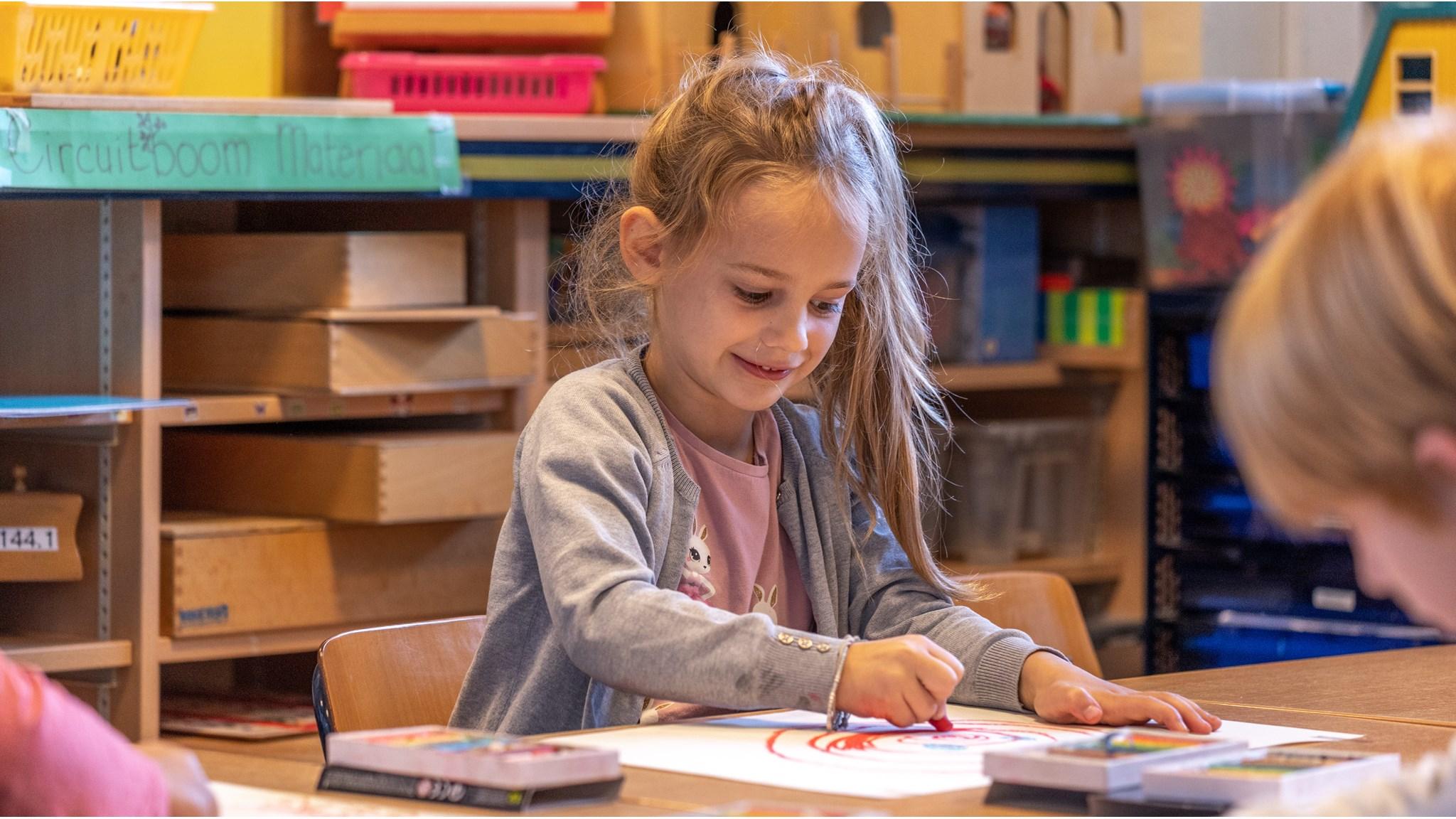 Een meisje tekent met kleurpotloden in de klas van Kbs Weilust in Breda. Een meisje tekent met kleurpotloden in de klas van Kbs Weilust in Breda.