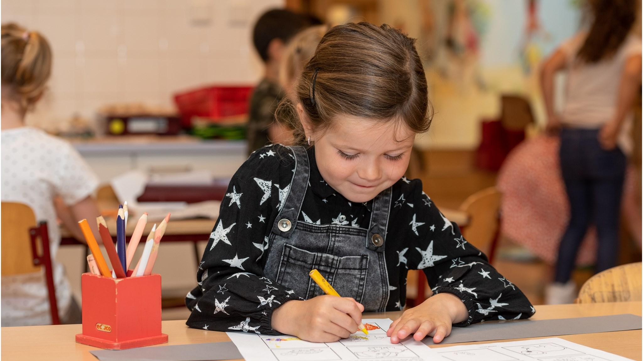 Een meisje uit Basisschool De Klipper in Berkel en Rodenrijs is creatief aan het tekenen in de klas. Een meisje uit Basisschool De Klipper in Berkel en Rodenrijs is creatief aan het tekenen in de klas.