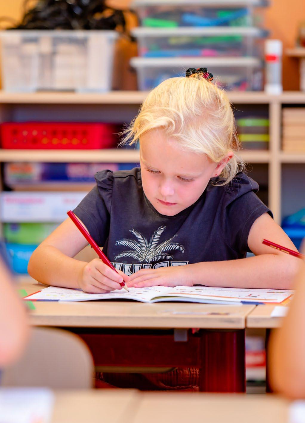 Een meisje van Kindcentrum De Morgenster in Zwolle is geconcentreerd aan het werk in de klas.