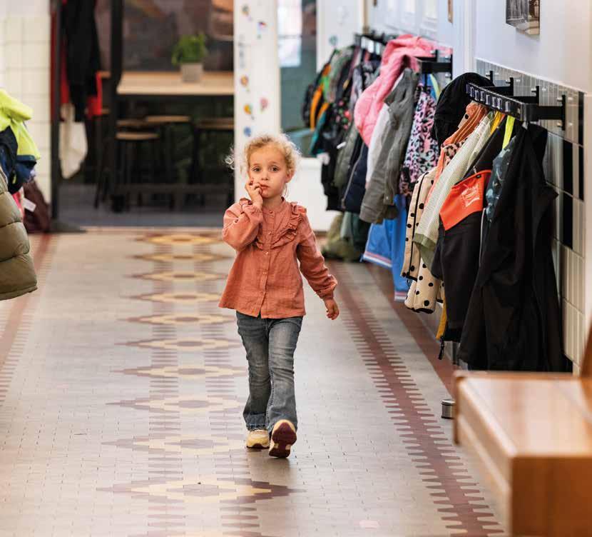 Een meisje wandelt door de gang van KPO Basisschool De Linde in Nispen. Een meisje wandelt door de gang van KPO Basisschool De Linde in Nispen.