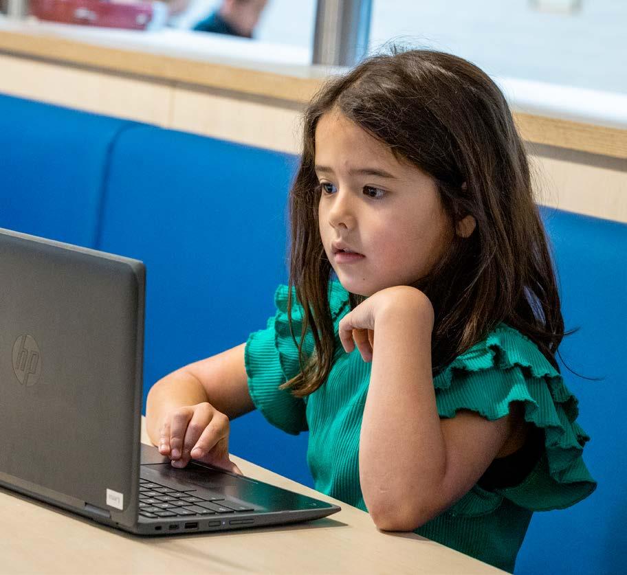 Een meisje werkt geconcentreerd aan een laptop in de klas van Wethouder Van Eupen in Eindhoven. Een meisje werkt geconcentreerd aan een laptop in de klas van Wethouder Van Eupen in Eindhoven.