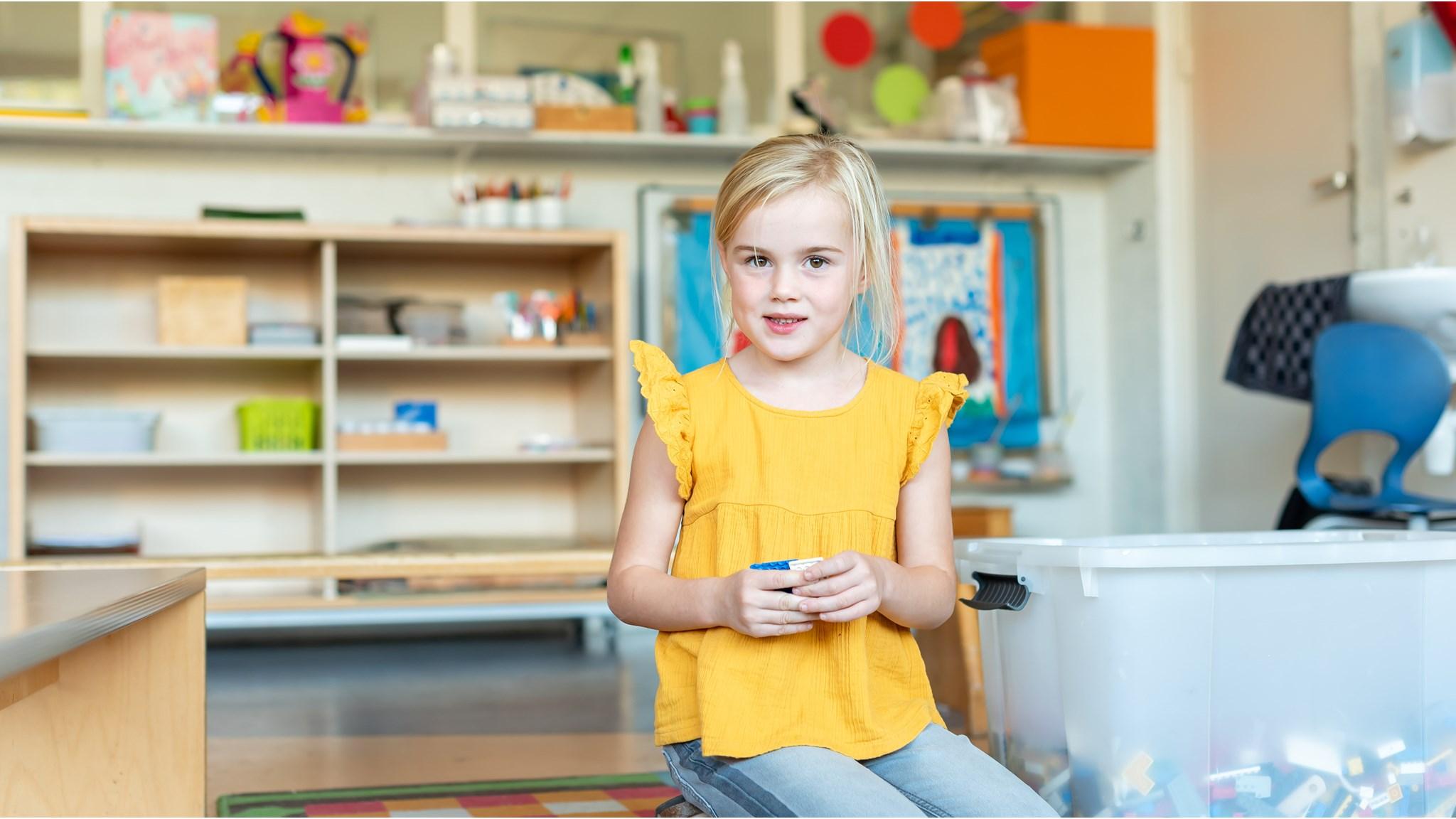 Een meisje zit in het klaslokaal van Basisschool de Maaskei in Mook, terwijl ze een leuk knutselproject aan het doen is. Een meisje zit in het klaslokaal van Basisschool de Maaskei in Mook, terwijl ze een leuk knutselproject aan het doen is.