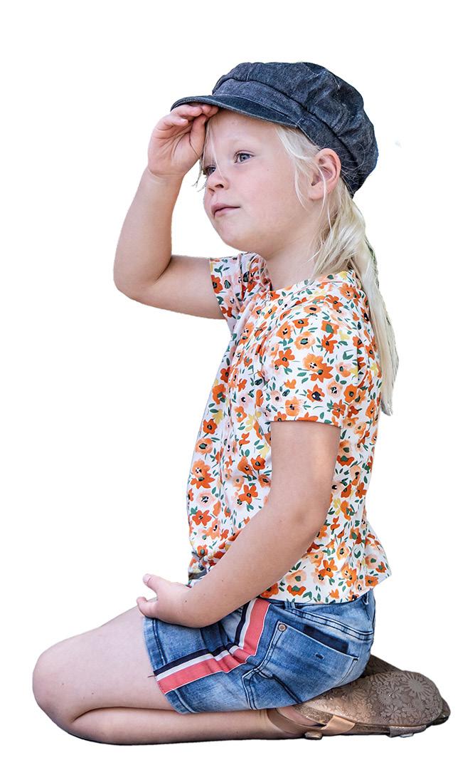 Een meisje zit op de grond en kijkt opzij, met een zonnehoed op, op het schoolplein van Kindplein 't Centrum in Uden. Een meisje zit op de grond en kijkt opzij, met een zonnehoed op, op het schoolplein van Kindplein 't Centrum in Uden.