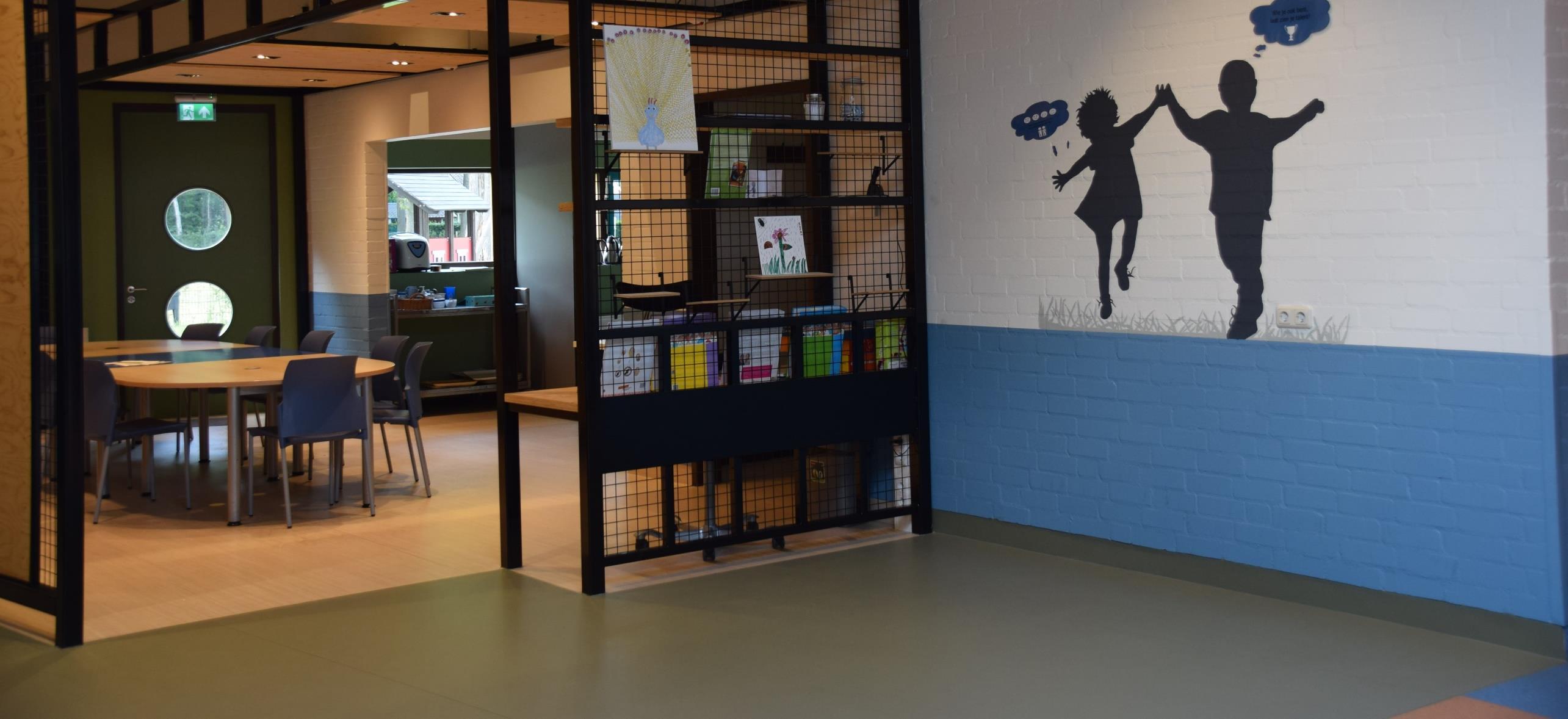 Een moderne binnenruimte van basisschool De Meander in Losser met een uitnodigende sfeer voor leerlingen.