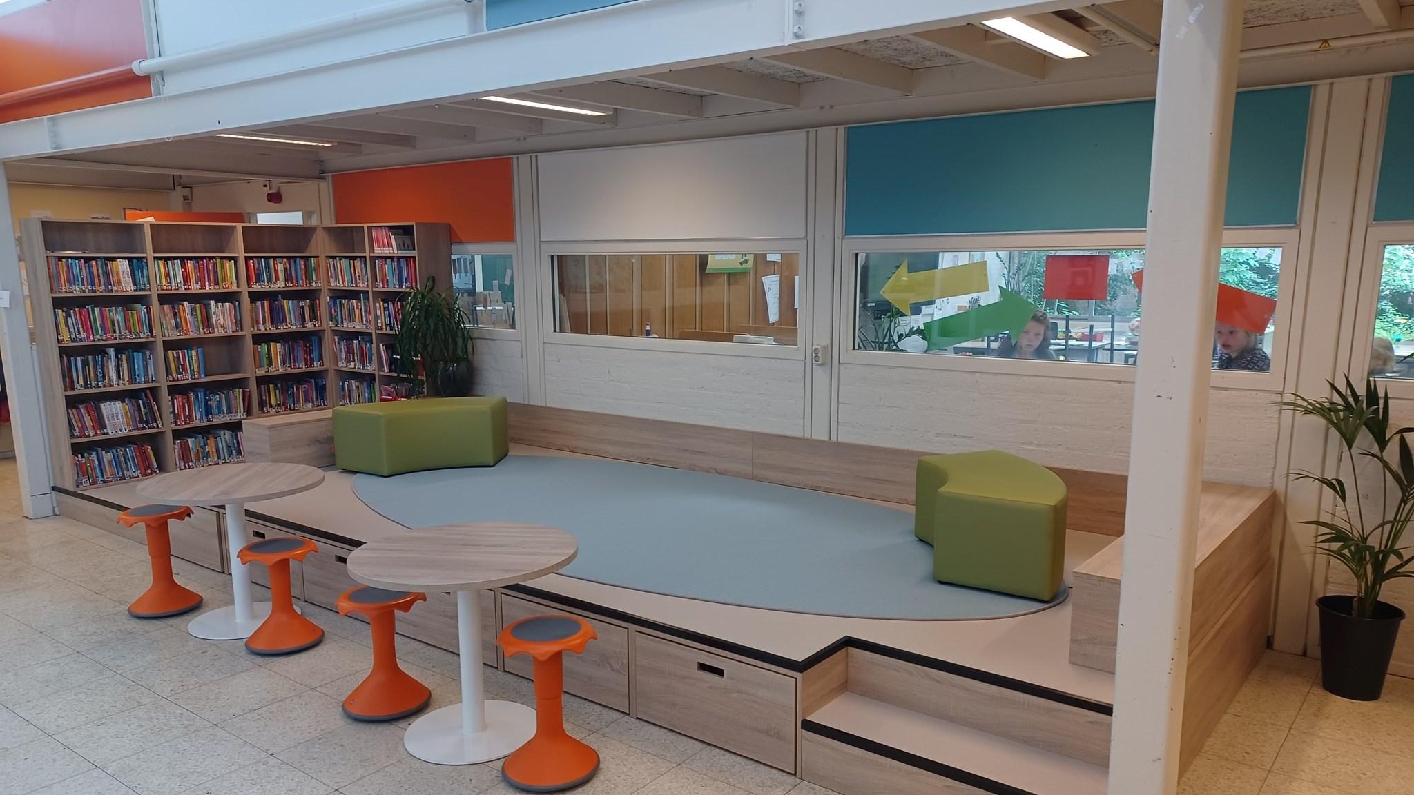 Een moderne leeshoek in Basisschool WereldKidz Meent in Maarn met kleurrijke meubels en een boekenwand. Een moderne leeshoek in Basisschool WereldKidz Meent in Maarn met kleurrijke meubels en een boekenwand.