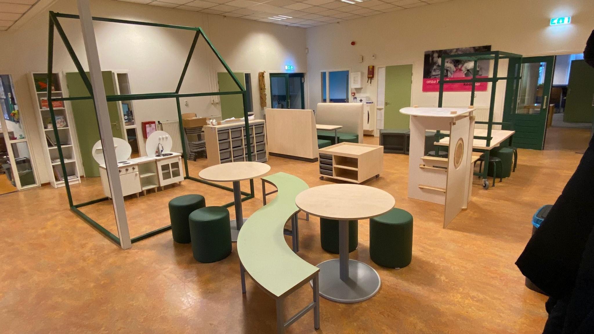 Een moderne lesruimte met speelse meubels in Basisschool Honesch in Haaksbergen. Een moderne lesruimte met speelse meubels in Basisschool Honesch in Haaksbergen.