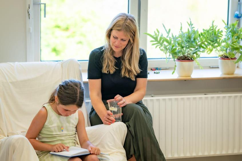 Een moeder en haar dochter lezen samen in 'De Kralingsche School voor Basisonderwijs' in Rotterdam. Een moeder en haar dochter lezen samen in 'De Kralingsche School voor Basisonderwijs' in Rotterdam.