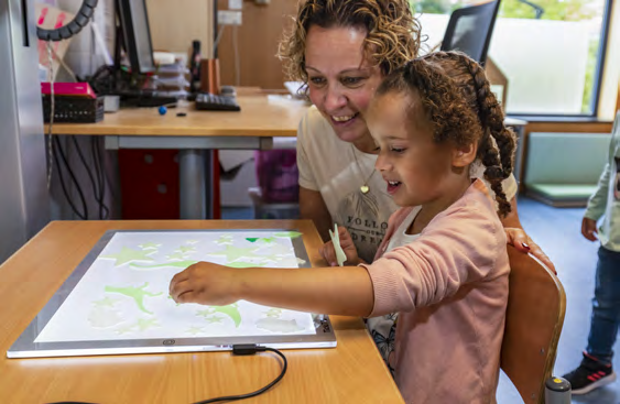 Een moeder en haar dochter verkennen samen creatieve activiteiten op een lichttafel in Het Spectrum in Rotterdam. Een moeder en haar dochter verkennen samen creatieve activiteiten op een lichttafel in Het Spectrum in Rotterdam.