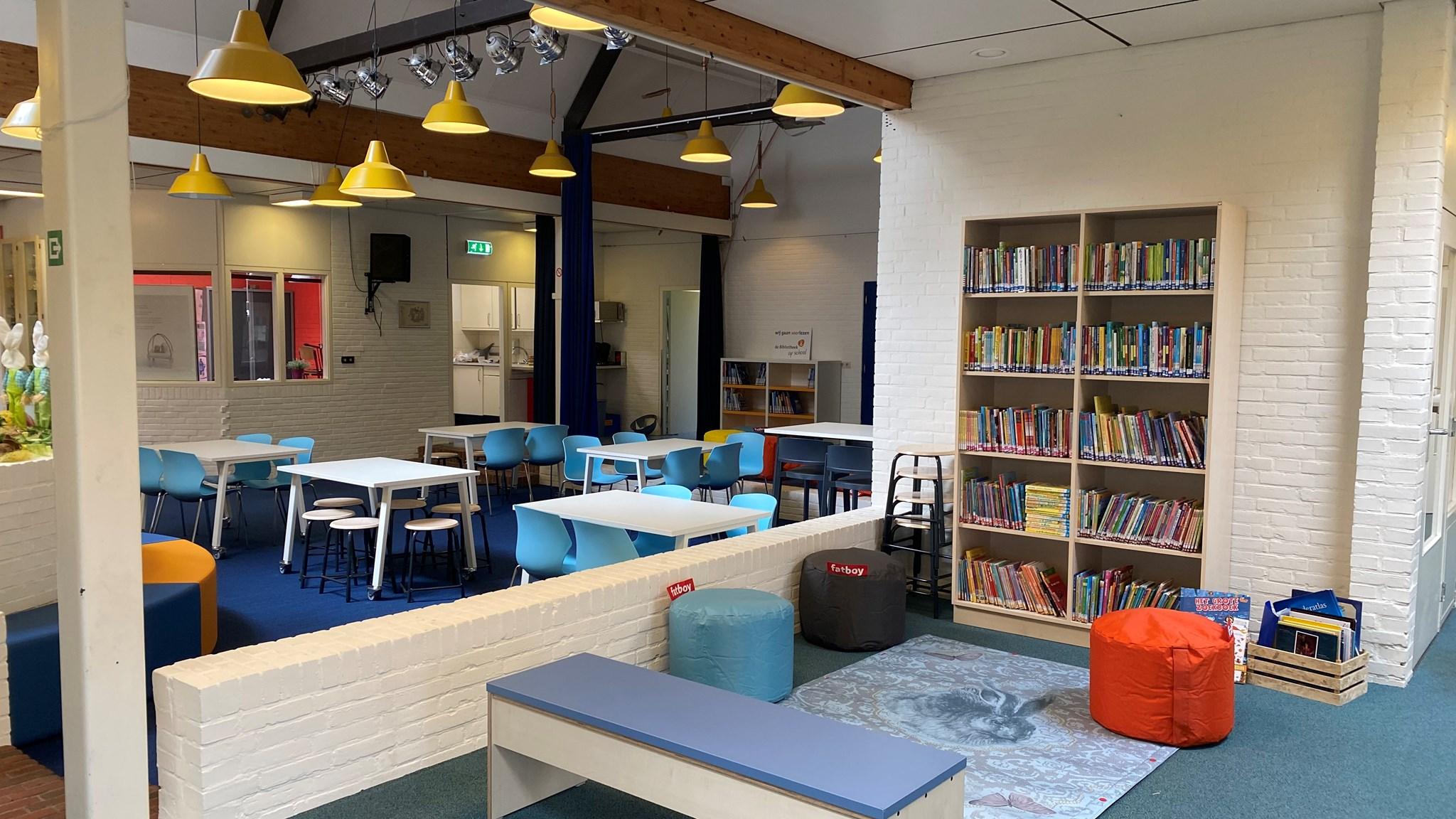Een mooi ingericht lokaal met een bibliotheek en kleurrijke meubels op openbare basisschool De Negen Wieken in Winsum (Groningen). Een mooi ingericht lokaal met een bibliotheek en kleurrijke meubels op openbare basisschool De Negen Wieken in Winsum (Groningen).
