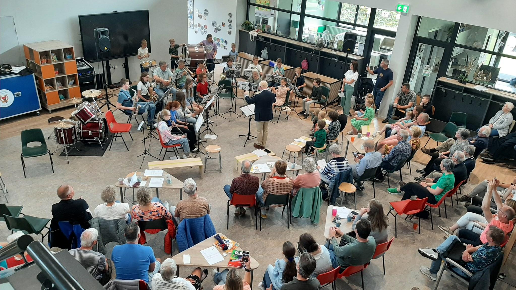 Een muzikale voorstelling in KindCentrum Altweerterheide in Weert met leerlingen en een betrokken publiek. Een muzikale voorstelling in KindCentrum Altweerterheide in Weert met leerlingen en een betrokken publiek.