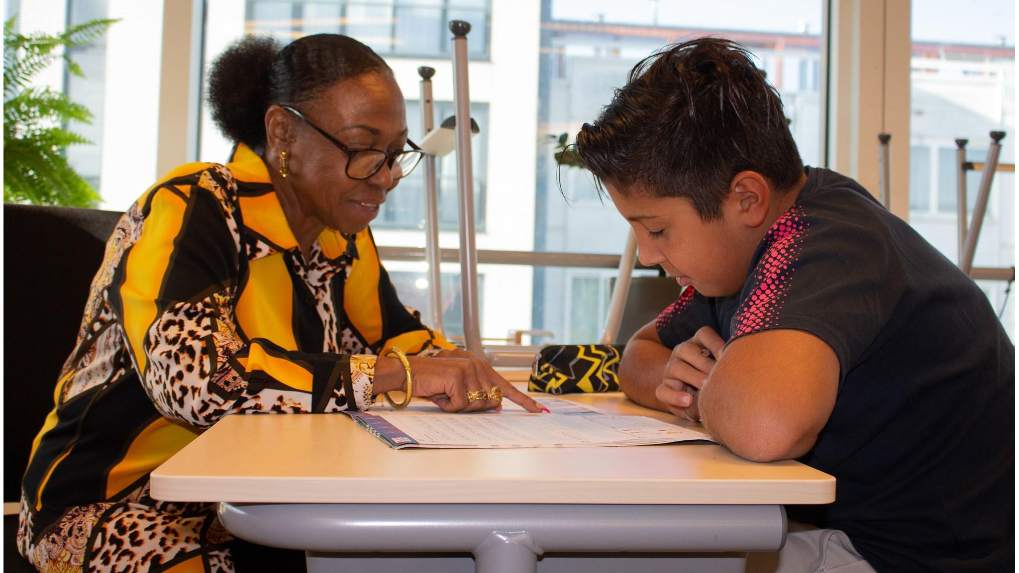 Een onderwijsactiviteit in Kindcentrum Montessori Hoorn, waar een leerling met een leraar samenwerkt aan een project. Een onderwijsactiviteit in Kindcentrum Montessori Hoorn, waar een leerling met een leraar samenwerkt aan een project.