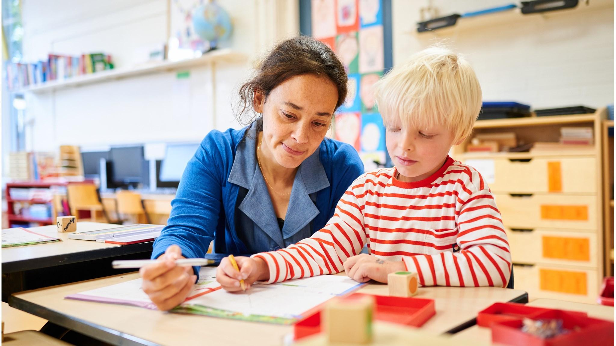 Een onderwijssetting bij OJS De Petteflet in Groningen, waar een lerares samenwerkt met een leerling aan een leeractiviteit. Een onderwijssetting bij OJS De Petteflet in Groningen, waar een lerares samenwerkt met een leerling aan een leeractiviteit.